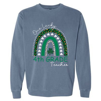 One Lucky 4th Grade Teacher St Patrick's Day 2022 'S Great Gift Garment-Dyed Sweatshirt