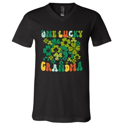 One Lucky Grandma Happy St Patrick's Day Irish Family Gifts V-Neck T-Shirt