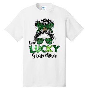 One Lucky Grandma Messy Bun St Patricks Day Leopard Shamrock Tall T-Shirt