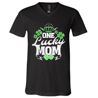 One Lucky Mom St Patricks Day Gift Vintage 70s Dice V-Neck T-Shirt