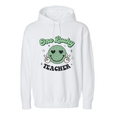 One Lucky Teacher Retro St Patrick’s Day School Appreciation Gift Garment-Dyed Fleece Hoodie