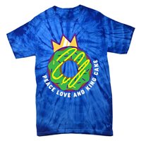 Peace Love And King Cake Design Gift Mardi Gras New Orleans Meaningful Gift Tie-Dye T-Shirt