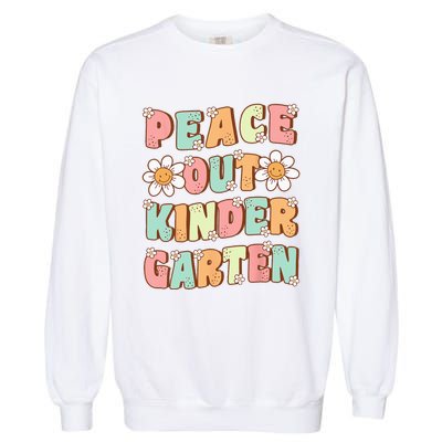 Peace Out Kindergarten Cute Groovy Last Day of Kindergarten Garment-Dyed Sweatshirt