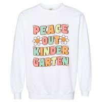 Peace Out Kindergarten Cute Groovy Last Day of Kindergarten Garment-Dyed Sweatshirt