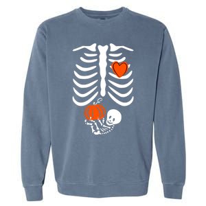 Pregnant Skeleton Mom Halloween Pregnancy Announcet Gift Garment-Dyed Sweatshirt