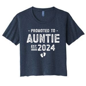 Promoted To Auntie 2024 Soon To Be Auntie Women's Crop Top Tee