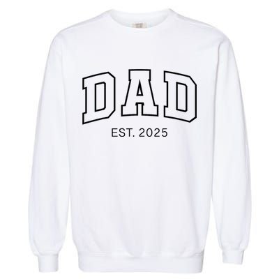 Promoted To Dad Est 2025 Daddy To Be Gifts First Time Dad Garment-Dyed Sweatshirt