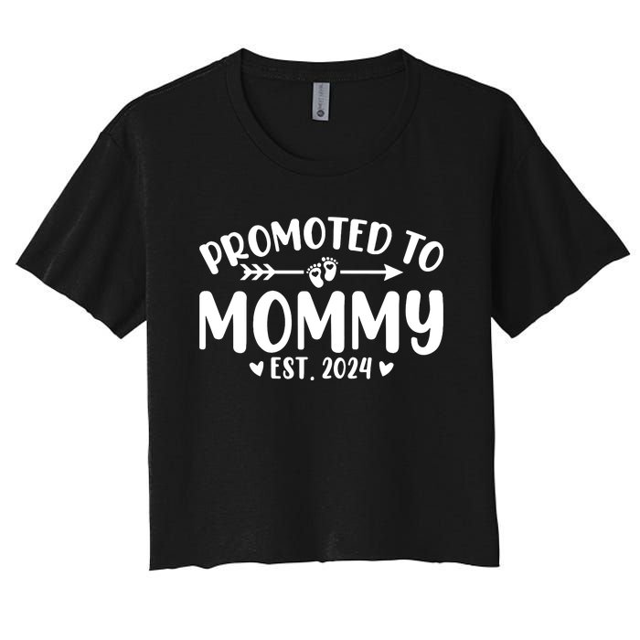 Promoted To Mommy 2024 Soon To Be Mom Baby Reveal To New Mom Women's Crop Top Tee