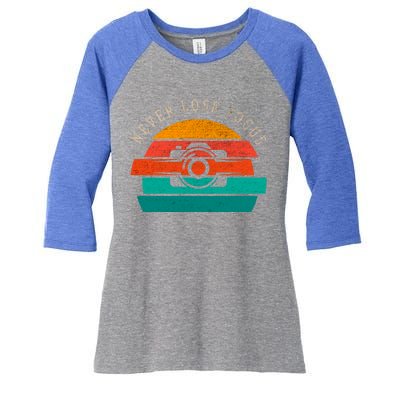 Photographer Vintage Retro Camera Never Lose Focus Great Gift Women's Tri-Blend 3/4-Sleeve Raglan Shirt