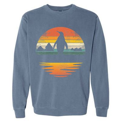 Penguin Vintage Retro Sunset Penguin Lover Garment-Dyed Sweatshirt
