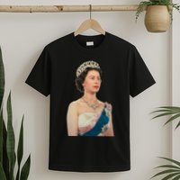 Queen Elizabeth's II British Crown Majesty Portrait T-Shirt