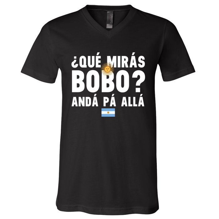 Qué Mira Bobo Sarcastic Saying Viral Meme From Argentina Design V-Neck T-Shirt