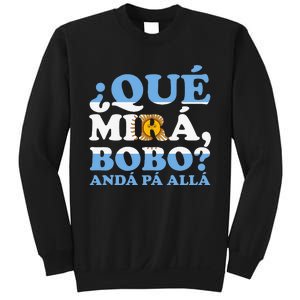 Que mira bobo funny saying and viral meme from Argentina Sweatshirt