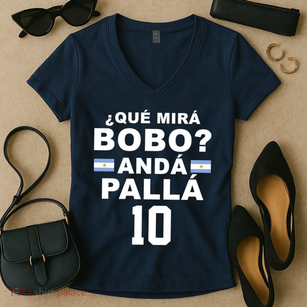 Qué Mira Bobo Anda Palla 10 Argentina Soccer Women's V-Neck T-Shirt