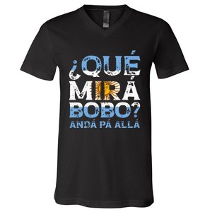 Qué Mirás Bobo Andá Pa Allá Funny Speech V-Neck T-Shirt