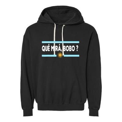 Qué Miras Bobo ? Tee Funny Saying Humor Qué Miras Bobo Garment-Dyed Fleece Hoodie