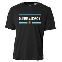 Qué Miras Bobo ? Tee Funny Saying Humor Qué Miras Bobo Cooling Performance Crew T-Shirt