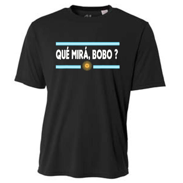 Qué Miras Bobo ? Tee Funny Saying Humor Qué Miras Bobo Cooling Performance Crew T-Shirt