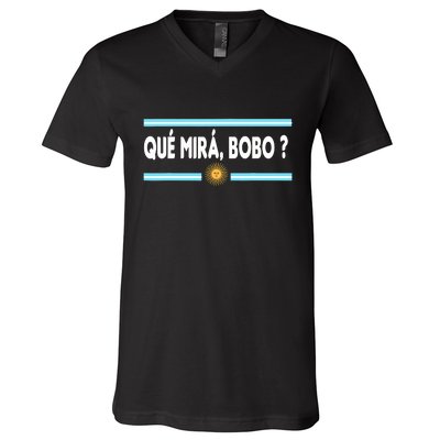 Qué Miras Bobo ? Tee Funny Saying Humor Qué Miras Bobo V-Neck T-Shirt