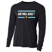 Qué Miras Bobo ? Tee Funny Saying Humor Qué Miras Bobo Cooling Performance Long Sleeve Crew