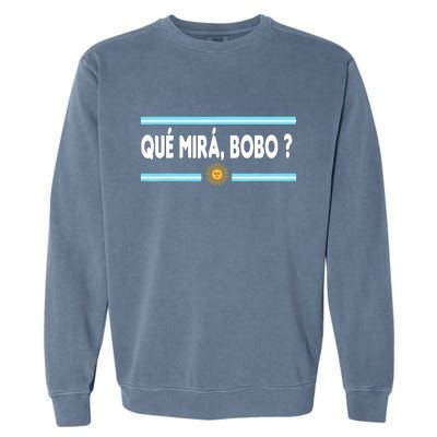 Qué Miras Bobo ? Tee Funny Saying Humor Qué Miras Bobo Garment-Dyed Sweatshirt