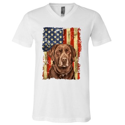 Retro Chocolate Lab With Usa Flag Gift Chocolate Lab Dad Mom V-Neck T-Shirt