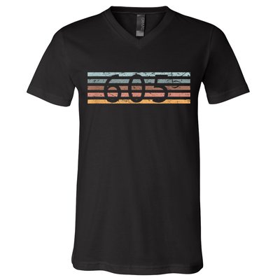 Retro Distressed 605 Area Code Sioux Falls South Dakota SD V-Neck T-Shirt