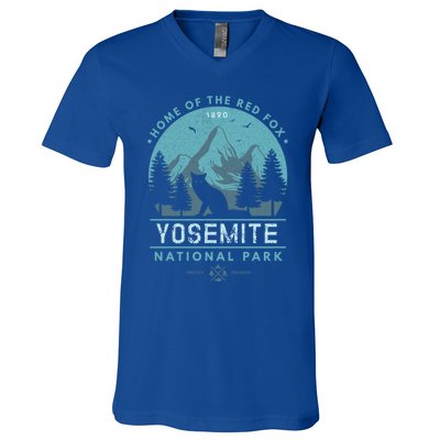 Red Fox Wilderness Gift Yosemite National Park California V-Neck T-Shirt