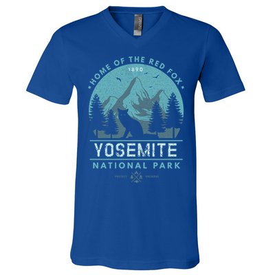 Red Fox Wilderness Gift Yosemite National Park California V-Neck T-Shirt