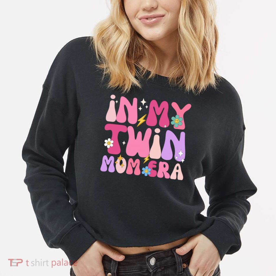 Retro Groovy In My Twin Mom Era Happy Mother's Day 2025 Cropped Pullover Crew