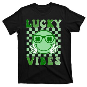 Retro Groovy St Patricks Day Lucky Vibes Hippie Shamrock T-Shirt