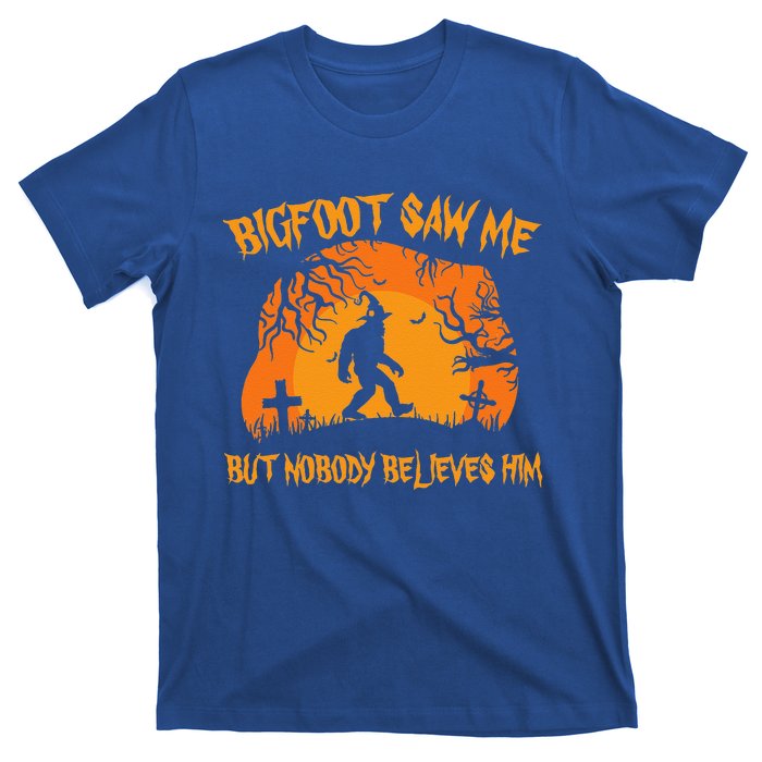 Retro Halloween Bigfoot Saw Me But Nobody Believes Him Gift T-Shirt