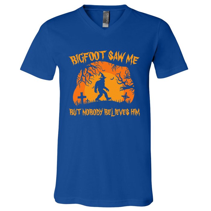 Retro Halloween Bigfoot Saw Me But Nobody Believes Him Gift V-Neck T-Shirt