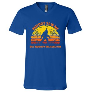 Retro Halloween Bigfoot Saw Me But Nobody Believes Him V-Neck T-Shirt