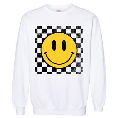 Retro Happy Face 70s Distressed Checkered Pattern Smile Face Garment-Dyed Sweatshirt