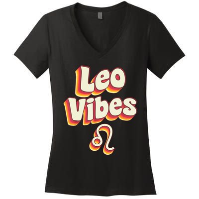 Retro Leo Zodiac Sign astrology July August Birthday Leo Women's V-Neck T-Shirt