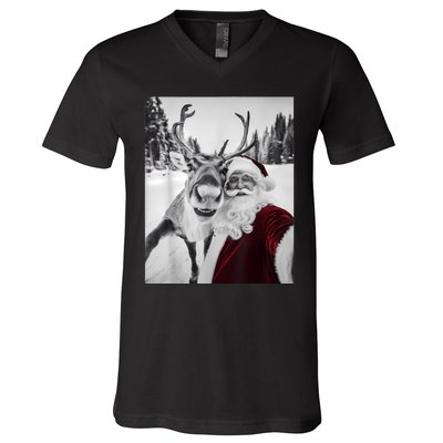 Reindeer Selfie Christmas Party Selfie Funny Reindeer Xmas V-Neck T-Shirt