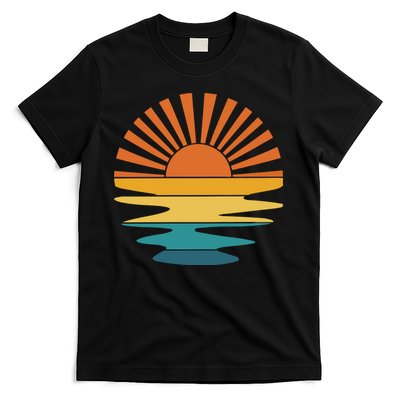 Retro Sunset Rays Wavy Vintage Retro Sunshine Sun Rays Beachy Vibes Retro Summer T-Shirt