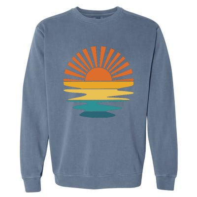 Retro Sunset Rays Wavy Vintage Retro Sunshine Sun Rays Beachy Vibes Retro Summer Garment-Dyed Sweatshirt