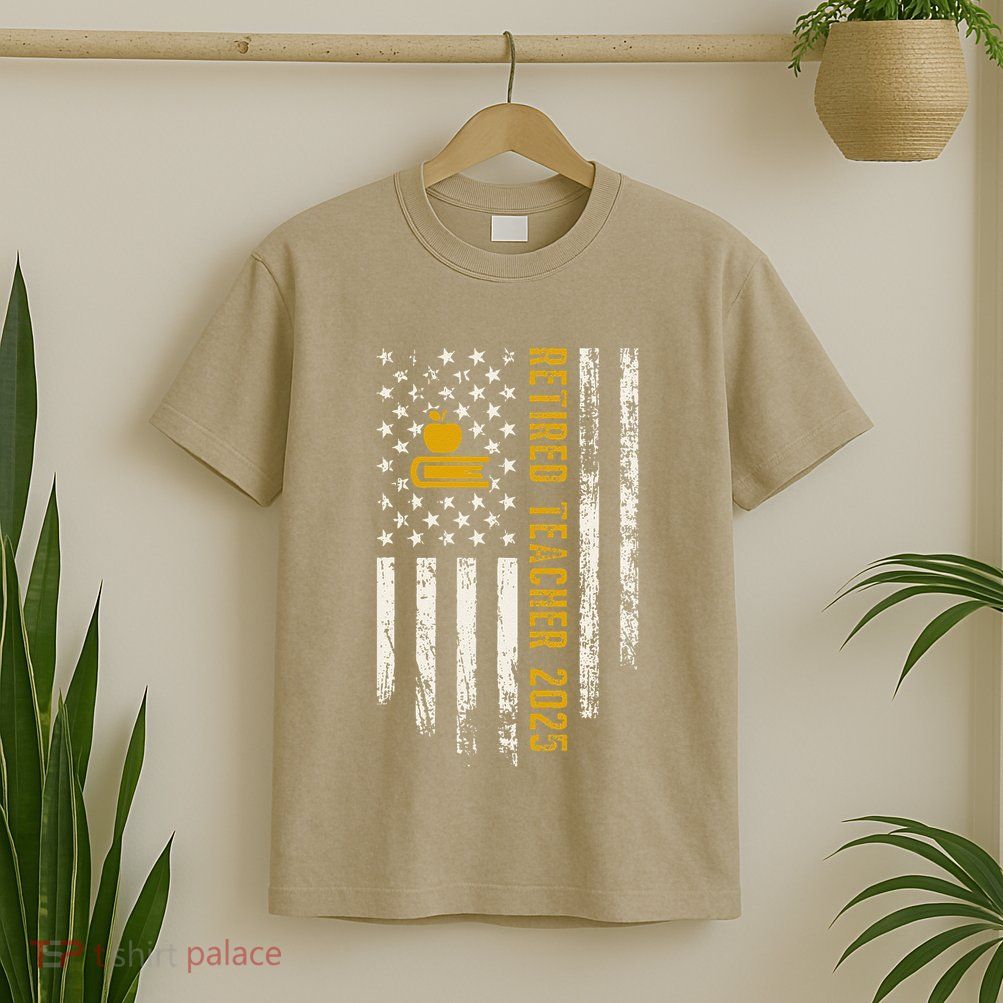 Retired Teacher Class 2025 Vintage Us Flag School Retirement T-Shirt