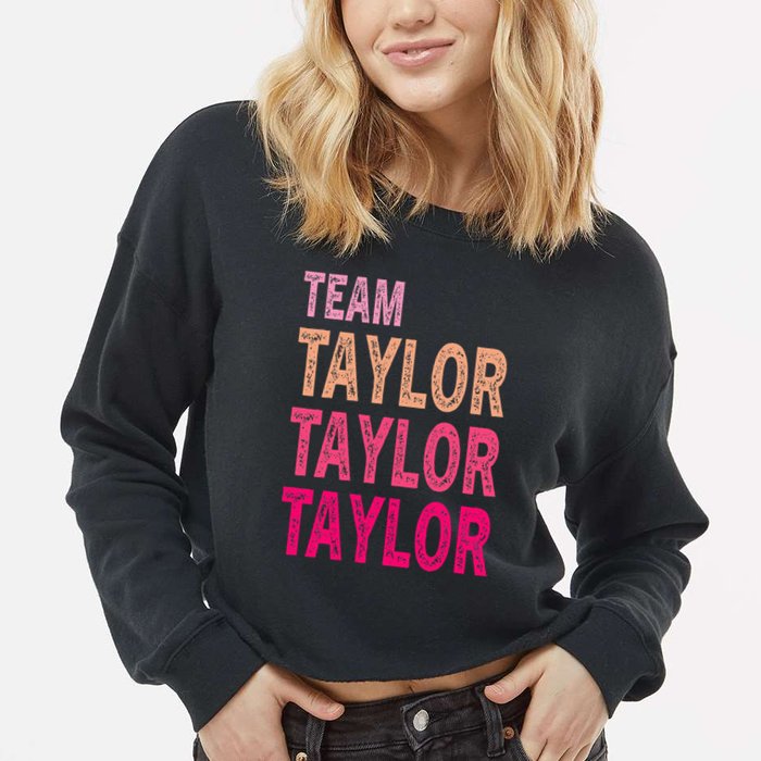 Retro T.AYLOR First Name Personalized Groovy Birthday Cropped Pullover Crew