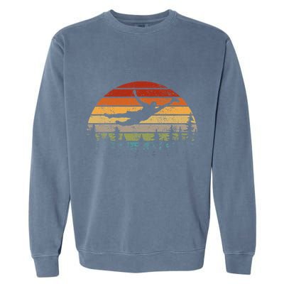 Retro Ultimate Frisbee Player Vintage Flying Disc Garment-Dyed Sweatshirt