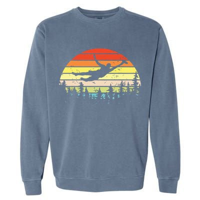 Retro Ultimate Frisbee Player Vintage Flying Disc Garment-Dyed Sweatshirt