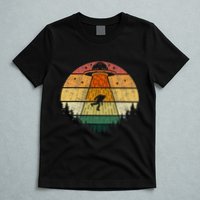Retro Vintage Bigfoot Ufo Abduction Funny Sasquatch Aliens T-Shirt