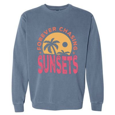 Retro Vintage Forever Chasing Sunsets Summer Vacation Outfit Garment-Dyed Sweatshirt