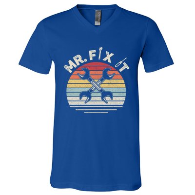 Retro Vintage Mr Fix It Handy Mechanic Gift V-Neck T-Shirt