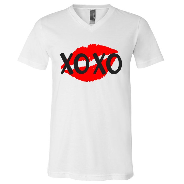 Retro Xoxo Lip Checkered Valentines Day V-Neck T-Shirt