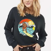 Surfing Bigfoot Funny Beach Sasquatch Surfer Waves Retro 80s Cropped Pullover Crew