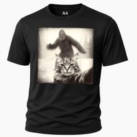 Selfie Cat Finds Bigfoot Sasquatch Funny Cat Bigfoot Photo Cooling Performance Crew T-Shirt