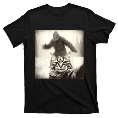 Selfie Cat Finds Bigfoot Sasquatch Funny Cat Bigfoot Photo T-Shirt